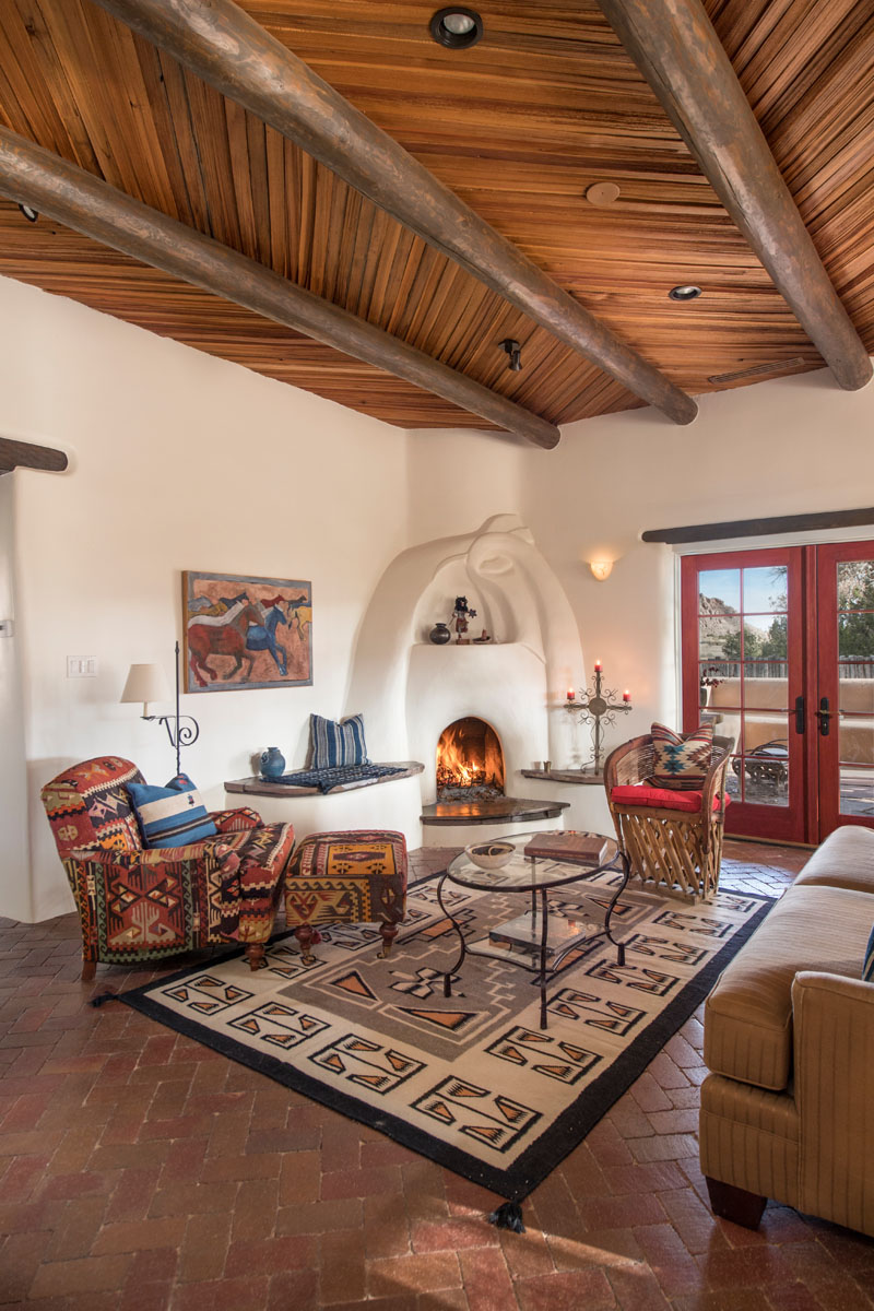The CERILLO house renovation, inspired by a rustic Spanish theme, seeks to radiate warmth and rustic elegance. Each room, including the kitchen and living room combines simplicity with sophisticated Spanish charm.