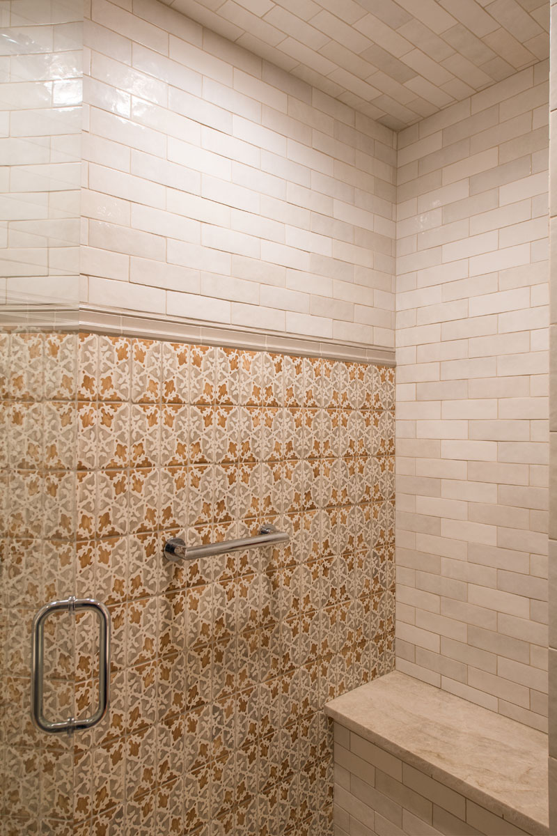 The bathroom comes alive with the warm, Moroccan-inspired hues of ecru, beige, and yellow adorning the tiles. This captivating blend of colors creates a vibrant yet soothing atmosphere, transporting you to an enchanting Moroccan landscape.
